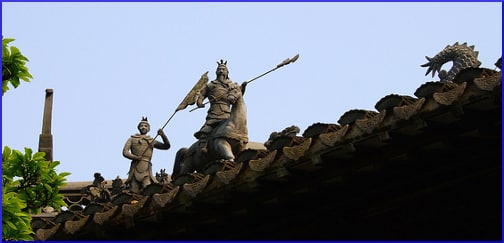 warrior-statues-on-the-roof