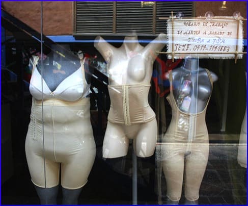 mannequins-shapewear-in-window