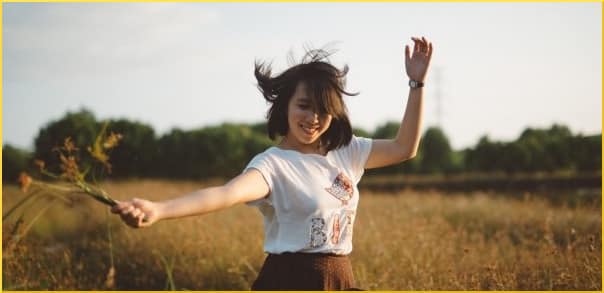 smiling-girl-in-the-field