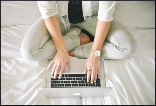 woman-on-bed-with-laptop