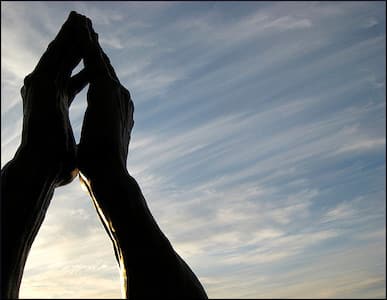 bronze-statue-hands