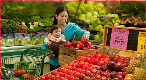 woman-and-child-shopping-for-apples
