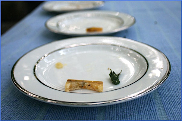 empty-plates-on-table