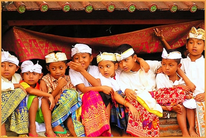 balinese children watch ceremony